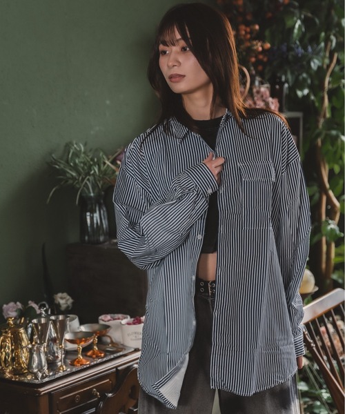 madrepadre(マドレパドレ)の「ユニセックスオーバーサイズストライプシャツ(シャツ/ブラウス・レディース・ブルー/ホワイト・SMALL/LARGE/MEDIUM)」の6枚目の写真