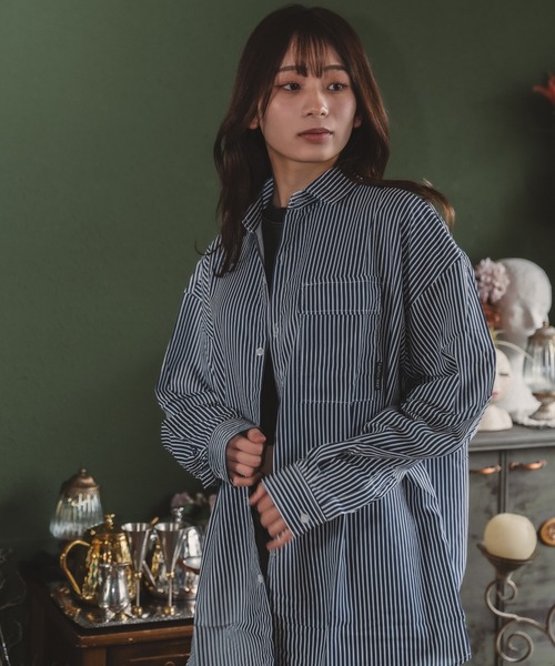 madrepadre(マドレパドレ)の「ユニセックスオーバーサイズストライプシャツ(シャツ/ブラウス・レディース・ブルー/ホワイト・SMALL/LARGE/MEDIUM)」の7枚目の写真