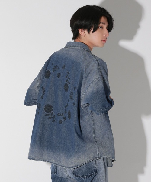 Anui（アニュイ）の「【UNISEX】フラワーデニムシャツ（シャツ/ブラウス・レディース・ブルー/ブラック・MEDIUM）」の2枚目の写真