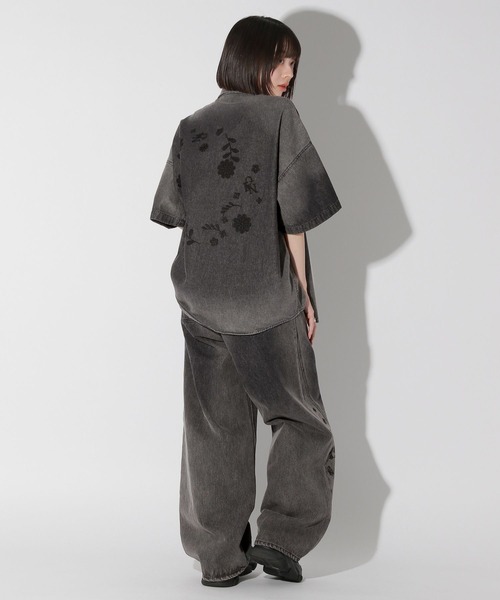 Anui（アニュイ）の「【UNISEX】フラワーデニムシャツ（シャツ/ブラウス・レディース・ブルー/ブラック・MEDIUM）」の12枚目の写真