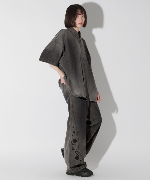 Anui（アニュイ）の「【UNISEX】フラワーデニムシャツ（シャツ/ブラウス・レディース・ブルー/ブラック・MEDIUM）」の13枚目の写真