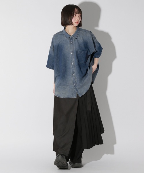 Anui（アニュイ）の「【UNISEX】フラワーデニムシャツ（シャツ/ブラウス・レディース・ブルー/ブラック・MEDIUM）」の6枚目の写真