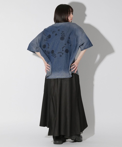 Anui（アニュイ）の「【UNISEX】フラワーデニムシャツ（シャツ/ブラウス・レディース・ブルー/ブラック・MEDIUM）」の7枚目の写真