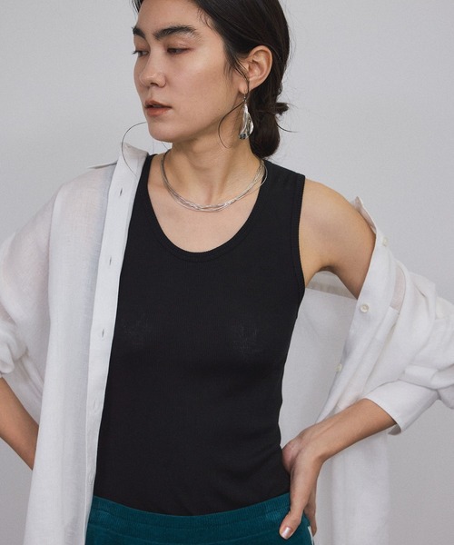 SALON adam et rope'（サロン アダム エ ロペ）の「Hug Silk ラウンドネックタンクトップ（タンクトップ・レディース・オフホワイト/ブラック/ネイビー・FREE）」の3枚目の写真
