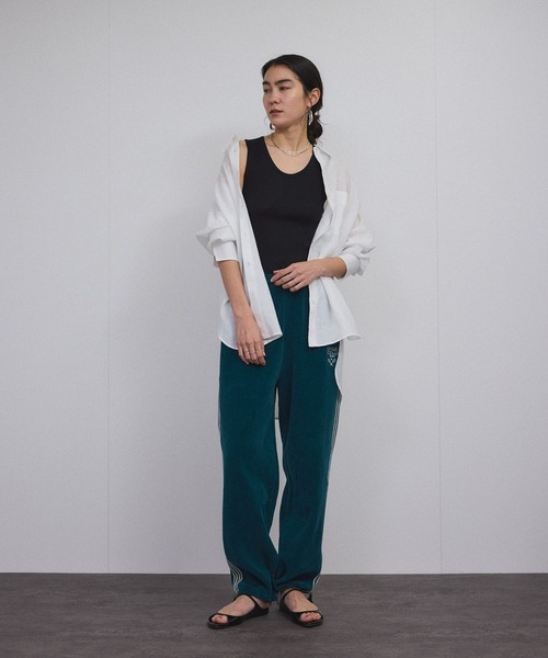 SALON adam et rope'（サロン アダム エ ロペ）の「Hug Silk ラウンドネックタンクトップ（タンクトップ・レディース・オフホワイト/ブラック/ネイビー・FREE）」の4枚目の写真