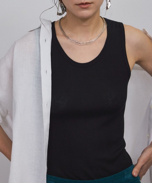 SALON adam et rope'（サロン アダム エ ロペ）の「Hug Silk ラウンドネックタンクトップ（タンクトップ・レディース・オフホワイト/ブラック/ネイビー・FREE）」の9枚目の写真