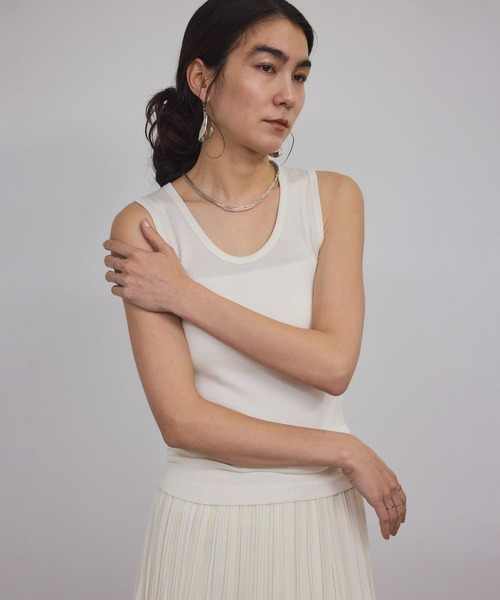 SALON adam et rope'（サロン アダム エ ロペ）の「Hug Silk ラウンドネックタンクトップ（タンクトップ・レディース・オフホワイト/ブラック/ネイビー・FREE）」の11枚目の写真