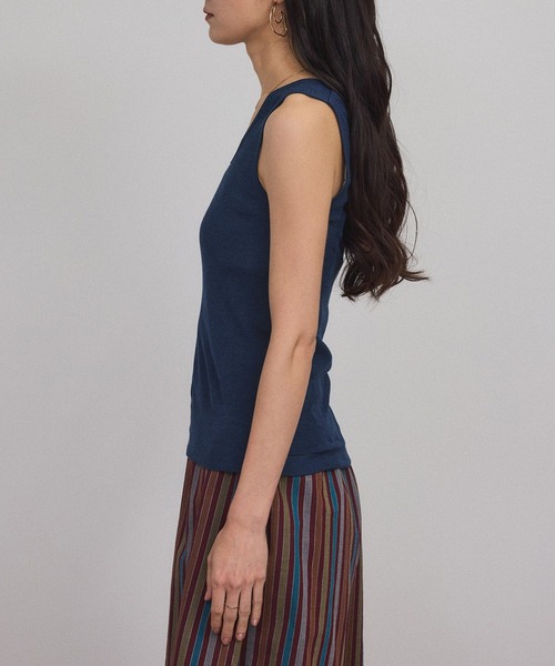 SALON adam et rope'（サロン アダム エ ロペ）の「Hug Silk ラウンドネックタンクトップ（タンクトップ・レディース・オフホワイト/ブラック/ネイビー・FREE）」の18枚目の写真