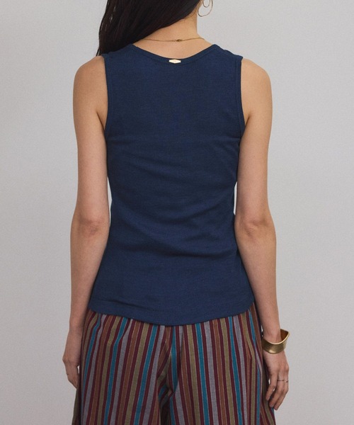 SALON adam et rope'（サロン アダム エ ロペ）の「Hug Silk ラウンドネックタンクトップ（タンクトップ・レディース・オフホワイト/ブラック/ネイビー・FREE）」の19枚目の写真
