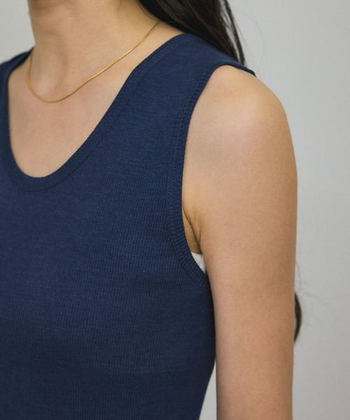SALON adam et rope'（サロン アダム エ ロペ）の「Hug Silk ラウンドネックタンクトップ（タンクトップ・レディース・オフホワイト/ブラック/ネイビー・FREE）」の21枚目の写真