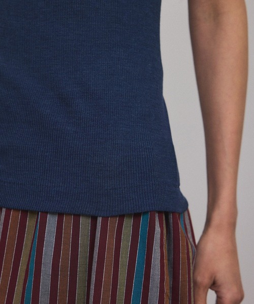 SALON adam et rope'（サロン アダム エ ロペ）の「Hug Silk ラウンドネックタンクトップ（タンクトップ・レディース・オフホワイト/ブラック/ネイビー・FREE）」の22枚目の写真