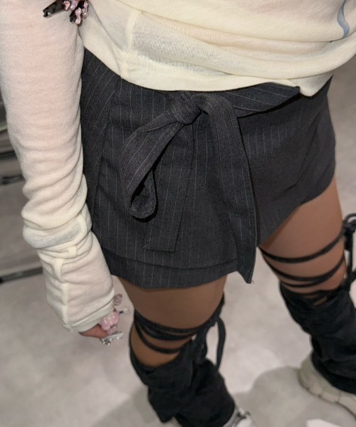 Never mind the XU / Chikashitsu+(ネバーマインド ザ エックスユー / チカシツプラス)の「【nmtc+】stripe rap pants / 【エヌエムティーシープラス】ストライプボーダーラップスカートパンツ(スカート・レディース・チャコール/ベージュ/グレー・ONE SIZE)」の12枚目の写真