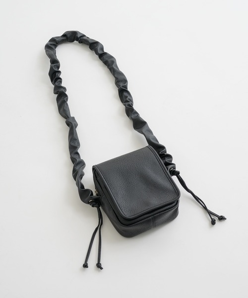 epnok(エプノック)の「シャーリングスクエアミニショルダーバッグ(ショルダーバッグ・メンズ・ブラック・ONE SIZE)」の1枚目の写真