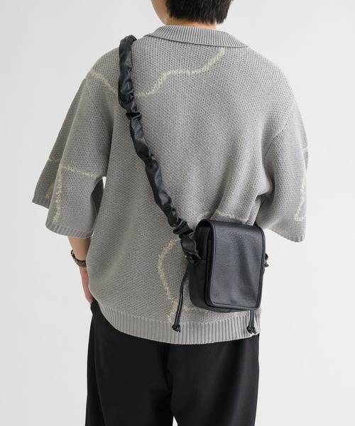 epnok(エプノック)の「シャーリングスクエアミニショルダーバッグ(ショルダーバッグ・メンズ・ブラック・ONE SIZE)」の4枚目の写真