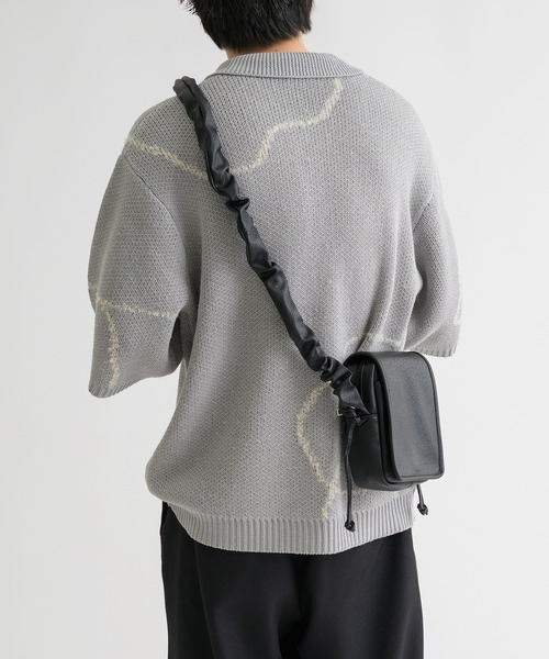 epnok(エプノック)の「シャーリングスクエアミニショルダーバッグ(ショルダーバッグ・メンズ・ブラック・ONE SIZE)」の5枚目の写真