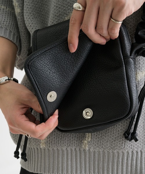 epnok(エプノック)の「シャーリングスクエアミニショルダーバッグ(ショルダーバッグ・メンズ・ブラック・ONE SIZE)」の11枚目の写真