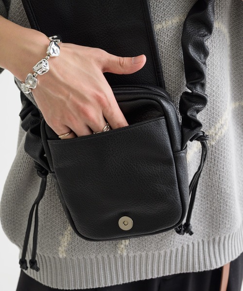 epnok(エプノック)の「シャーリングスクエアミニショルダーバッグ(ショルダーバッグ・メンズ・ブラック・ONE SIZE)」の12枚目の写真