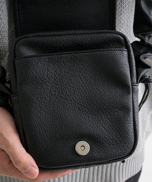 epnok(エプノック)の「シャーリングスクエアミニショルダーバッグ(ショルダーバッグ・メンズ・ブラック・ONE SIZE)」の15枚目の写真