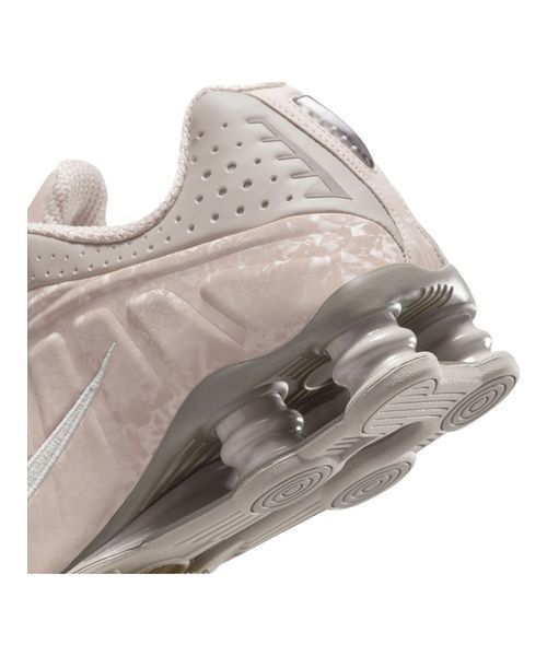 NIKE（ナイキ）の「【NIKE】SHOX R4（スニーカー・レディース・グレー・23cm/23.5cm/24cm/24.5cm/25cm/25.5cm/26cm/26.5cm/27cm/28cm/27.5cm）」の10枚目の写真