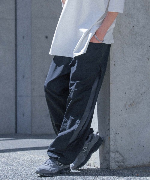 MDR(エムディアール)の「冷感サイドタックナイロンパンツ(その他パンツ・メンズ・グレイッシュベージュ/ブラック・L/M)」の1枚目の写真