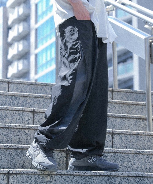MDR(エムディアール)の「冷感サイドタックナイロンパンツ(その他パンツ・メンズ・グレイッシュベージュ/ブラック・L/M)」の5枚目の写真