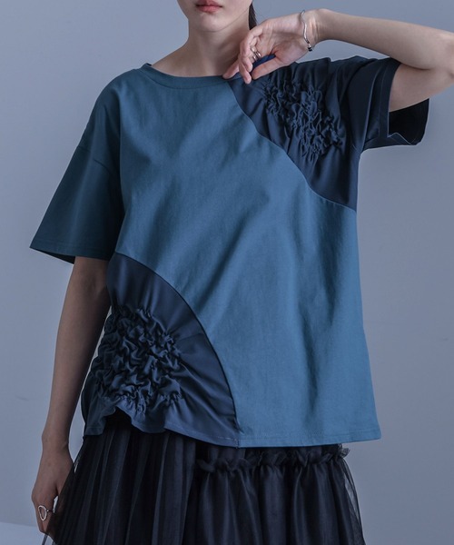kOhAKU（コハク）の「異素材シャーリング切替カットソー（Tシャツ/カットソー・レディース・ブラック/ブルー・2/1）」の2枚目の写真