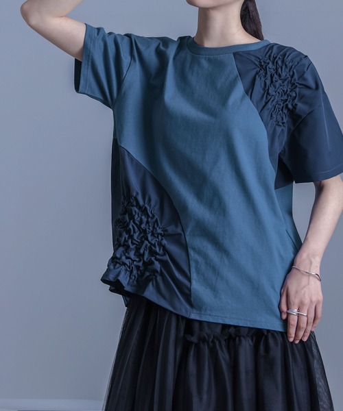 kOhAKU（コハク）の「異素材シャーリング切替カットソー（Tシャツ/カットソー・レディース・ブラック/ブルー・2/1）」の15枚目の写真