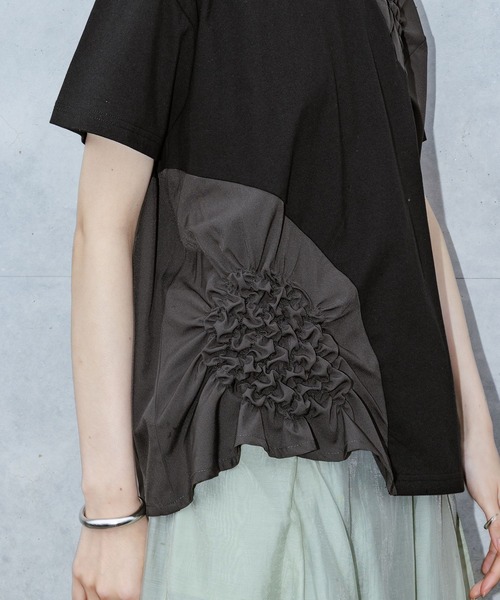 kOhAKU（コハク）の「異素材シャーリング切替カットソー（Tシャツ/カットソー・レディース・ブラック/ブルー・2/1）」の11枚目の写真