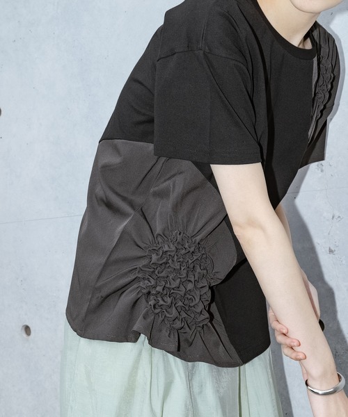 kOhAKU（コハク）の「異素材シャーリング切替カットソー（Tシャツ/カットソー・レディース・ブラック/ブルー・2/1）」の5枚目の写真