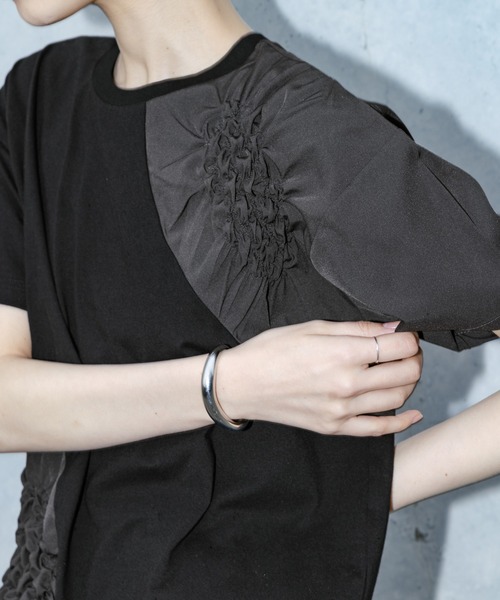 kOhAKU（コハク）の「異素材シャーリング切替カットソー（Tシャツ/カットソー・レディース・ブラック/ブルー・2/1）」の9枚目の写真