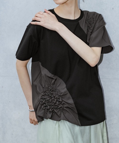kOhAKU（コハク）の「異素材シャーリング切替カットソー（Tシャツ/カットソー・レディース・ブラック/ブルー・2/1）」の4枚目の写真