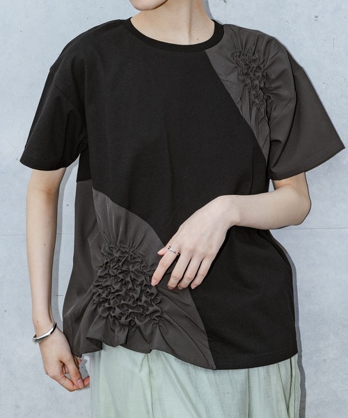 kOhAKU（コハク）の「異素材シャーリング切替カットソー（Tシャツ/カットソー・レディース・ブラック/ブルー・2/1）」の3枚目の写真