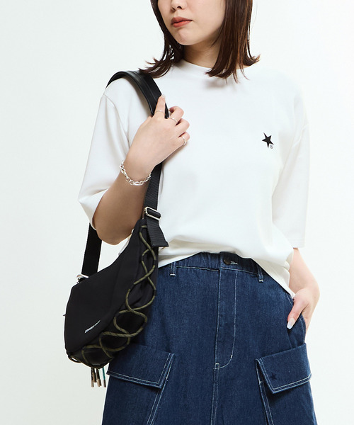 CONVERSE TOKYO（コンバーストウキョウ）の「OVERSIZED SIDE TUCK TEE（Tシャツ/カットソー・レディース・イエロー/ホワイト/ブラック・FREE）」の2枚目の写真