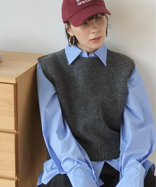 ANGIE（アンジー）の「バックオープン ニット ベスト（ベスト・レディース・チャコール/ベージュ/ブラウン・FREE）」の2枚目の写真