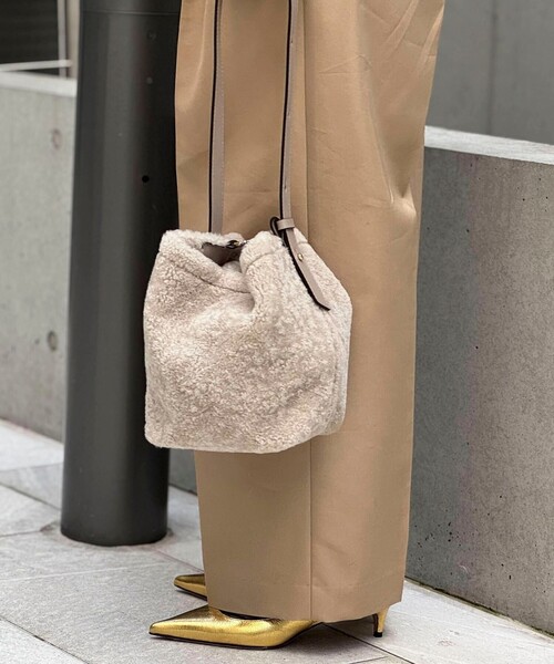 LORISTELLA（ロリステッラ）の「【LORISTELLA/ロリステッラ】別注キューブワンハンドルムートンバッグ（ショルダーバッグ・レディース・ベージュ・FREE）」の2枚目の写真