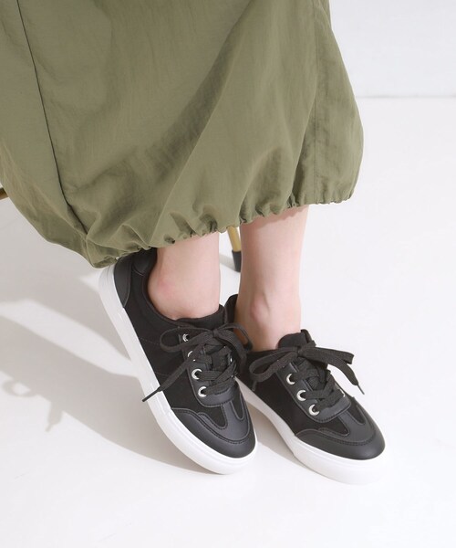 SHOO・LA・RUE(シューラルー)の「ベーシックスニーカー(スニーカー・レディース・ブラウン系4/ブラック/ライトベージュ・35/45)」の4枚目の写真