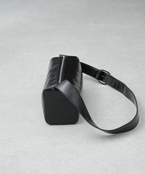 NANO universe（ナノユニバース）の「ワンショルダーボディーバッグ（ショルダーバッグ・レディース・ブラック/ホワイト/シルバー・FREE）」の6枚目の写真