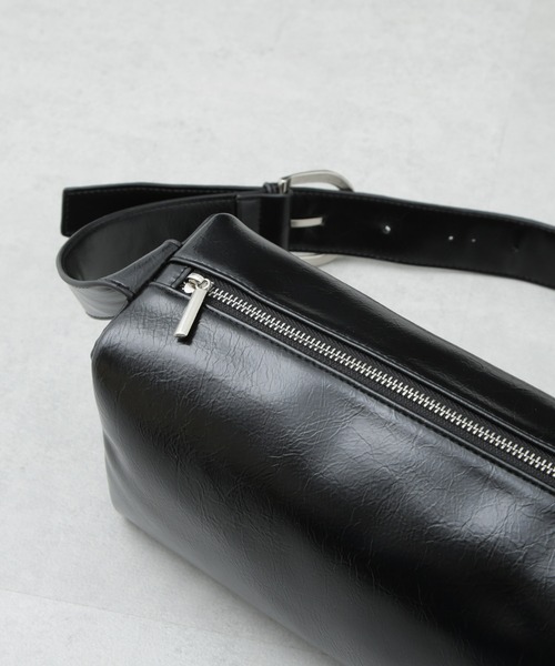 NANO universe（ナノユニバース）の「ワンショルダーボディーバッグ（ショルダーバッグ・レディース・ブラック/ホワイト/シルバー・FREE）」の9枚目の写真
