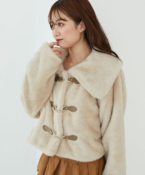 MAJESTIC LEGON（マジェスティックレゴン）の「ビット付きフワフワショートコート（その他アウター・レディース・ベージュ/ブラウン/アイボリー/ホワイト系その他3/ライトベージュ・SMALL/MEDIUM）」の4枚目の写真