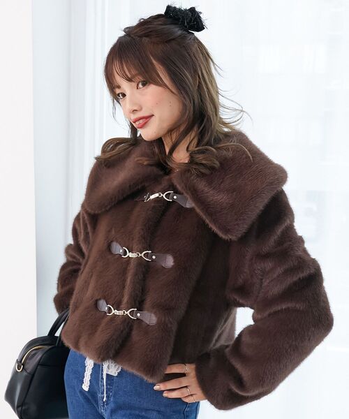 MAJESTIC LEGON（マジェスティックレゴン）の「ビット付きフワフワショートコート（その他アウター・レディース・ベージュ/ブラウン/アイボリー/ホワイト系その他3/ライトベージュ・SMALL/MEDIUM）」の3枚目の写真