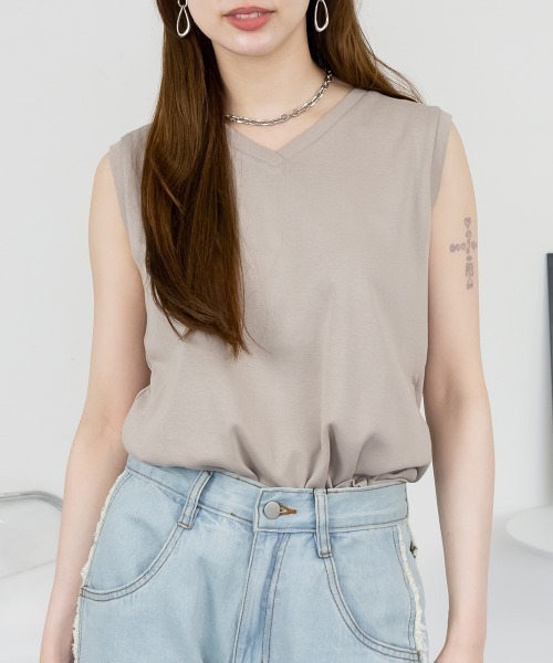 aity(アイティ)の「Vネックノースリーブトップス カットソー コットン 夏服(Tシャツ/カットソー・レディース・ブラック/グレイッシュベージュ/オフホワイト・M/L/LL/3L/4L)」の1枚目の写真