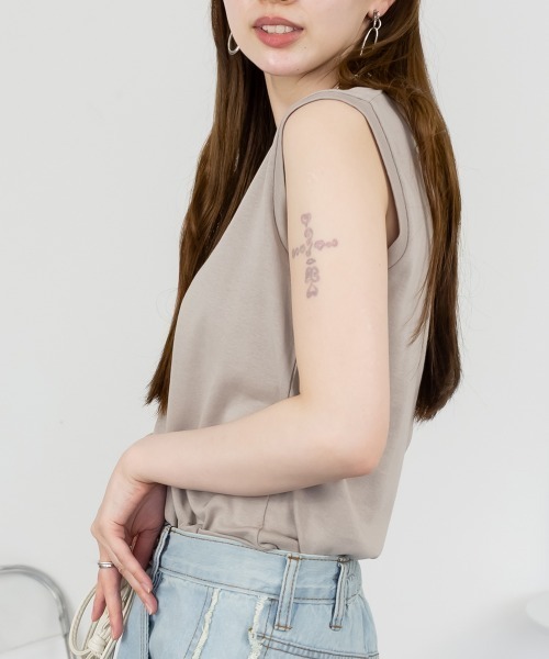aity(アイティ)の「Vネックノースリーブトップス カットソー コットン 夏服(Tシャツ/カットソー・レディース・ブラック/グレイッシュベージュ/オフホワイト・M/L/LL/3L/4L)」の14枚目の写真