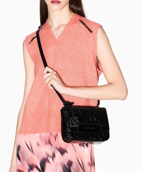 ARMANI EXCHANGE(アルマーニエクスチェンジ)の「【A|X アルマーニ エクスチェンジ】オールオーバーエンボスロゴ ミニショルダーバッグ(パテント)(ショルダーバッグ・レディース・ワインレッド/ブラック・FREE)」の1枚目の写真