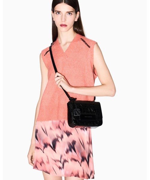 ARMANI EXCHANGE(アルマーニエクスチェンジ)の「【A|X アルマーニ エクスチェンジ】オールオーバーエンボスロゴ ミニショルダーバッグ(パテント)(ショルダーバッグ・レディース・ワインレッド/ブラック・FREE)」の8枚目の写真