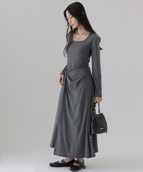 SUWDEE(スーディー)の「square neck twist long dress(ワンピース・レディース・ブラック/グレー・M)」の1枚目の写真