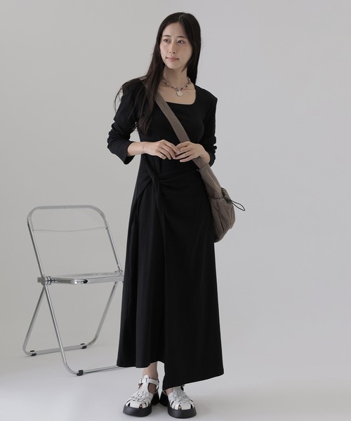 SUWDEE(スーディー)の「square neck twist long dress(ワンピース・レディース・ブラック/グレー・M)」の2枚目の写真