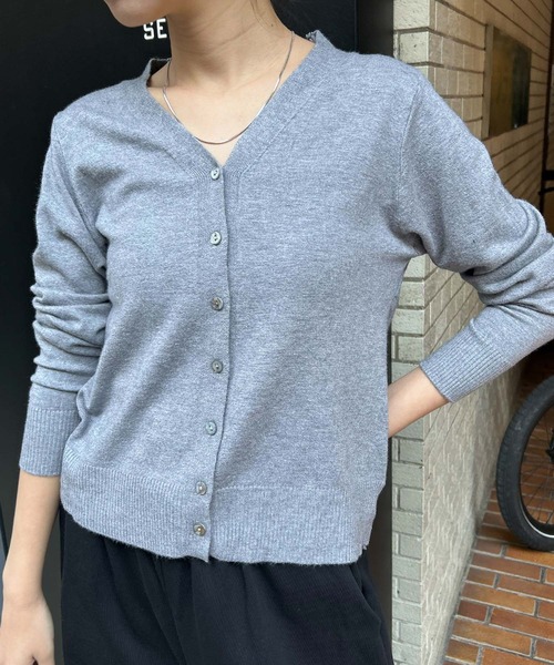 Ampirula(アンピルーラ)の「ニットカーディガン Vネック ニット 長袖 トップス(カーディガン/ボレロ・レディース・ブラック/ブルー/グレー/オレンジ/イエロー/パープル/レッド/ピンク/ブラウン/ホワイト・FREE)」の3枚目の写真
