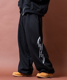 a.p.o.v.（エーピーオービー）の「a.p.o.v. サイドゴシックストリートフレイムプリントスーパーワイドスウェットパンツ（スウェットパンツ）」