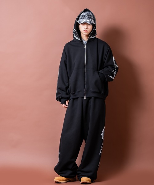 a.p.o.v.(エーピーオービー)の「a.p.o.v. サイドゴシックストリートフレイムプリントスーパーワイドスウェットパンツ(スウェットパンツ・メンズ・ブラック・ONESIZE)」の4枚目の写真