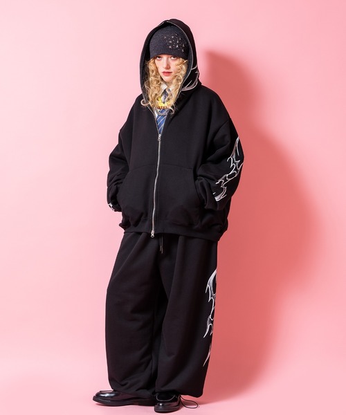 a.p.o.v.(エーピーオービー)の「a.p.o.v. サイドゴシックストリートフレイムプリントスーパーワイドスウェットパンツ(スウェットパンツ・メンズ・ブラック・ONESIZE)」の5枚目の写真